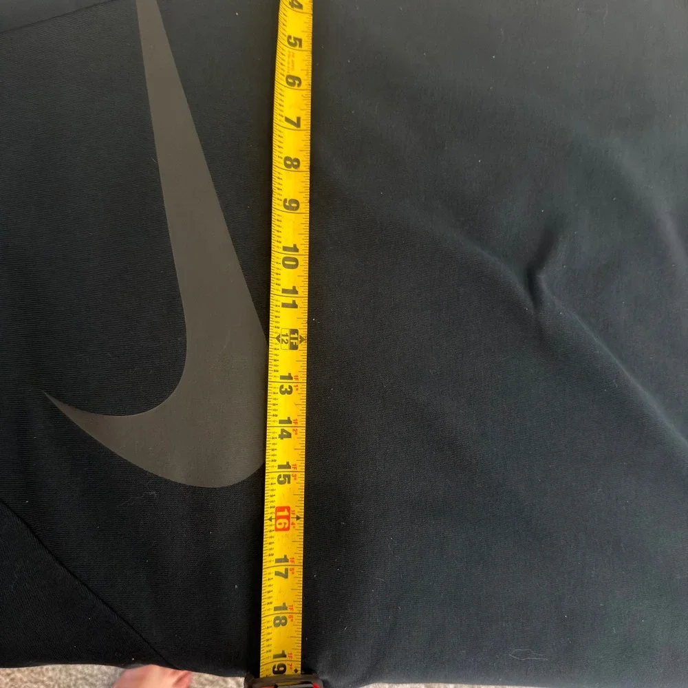 Nike Mens Black Crewneck Sweatshirt Big Swoosh Logo Raglan Pullover